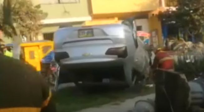 Auto se despista y termina volcado en la berma central en Comas [VIDEO]