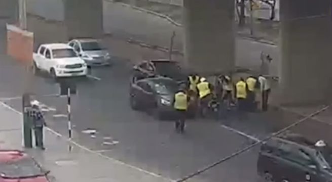Surco: taxista informal huye de operativo y deja herida a mujer tras embestir su moto