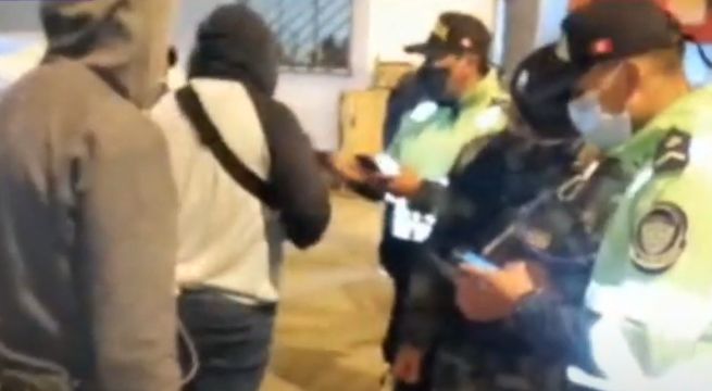 Chaclacayo: intervienen a personas bebiendo en la calle en toque de queda