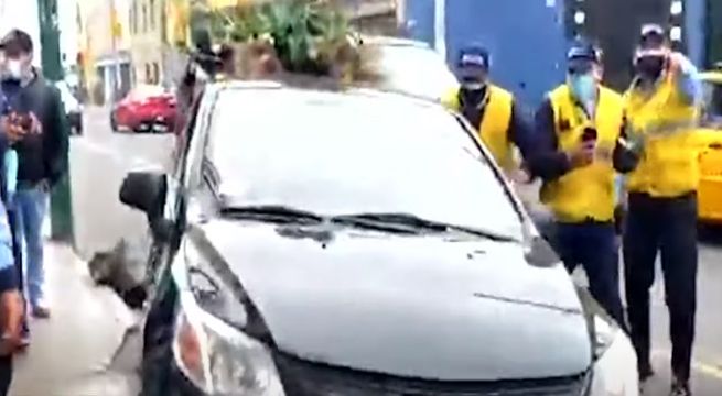 Surco: taxista intentó fugar de policías y serenos cuando era remolcado por grúa
