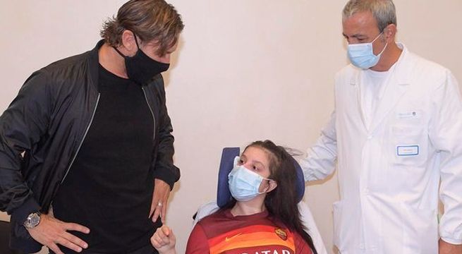 Excapitán de la Roma conoce a chica que despertó del coma tras recibir su mensaje