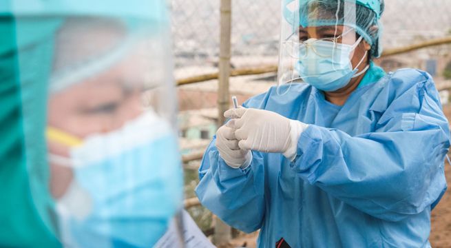 Covid-19: contagios semanales bajaron en más de 50 % en 15 distritos de Lima y Callao