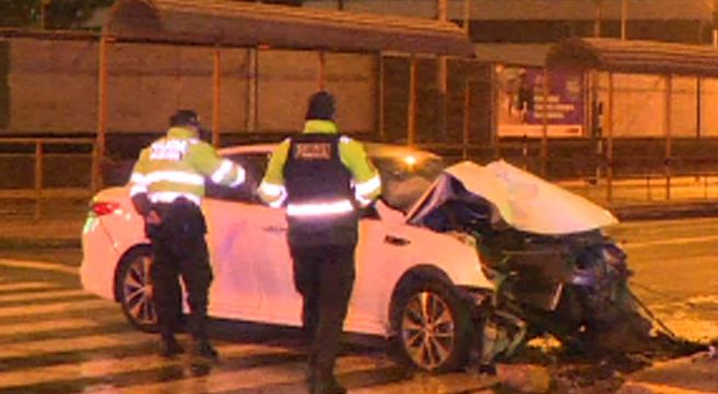 Conductor huyó tras chocar su auto contra un semáforo de la avenida Brasil
