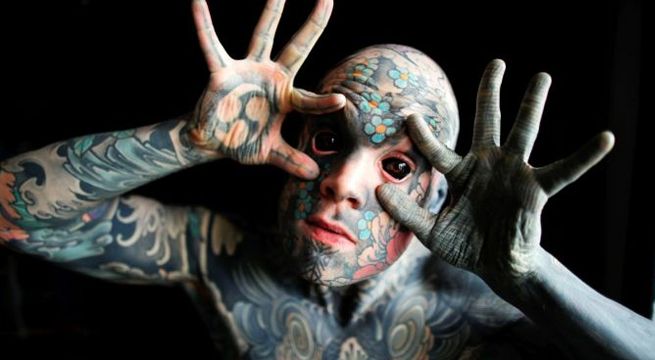 Profesor que se tatuó hasta los ojos es despedido por darle pesadillas a los niños