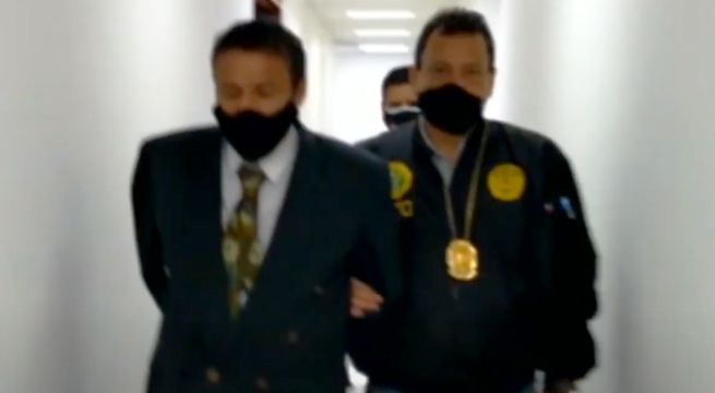 Policía detuvo a ladrones de saco y corbata robando celulares en buses [VIDEO]