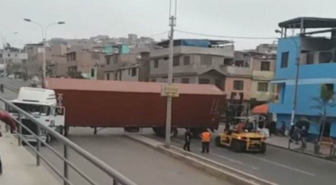 Chofer de tráiler realiza mala maniobra y casi ocasiona tragedia en Chorrillos [VIDEO]
