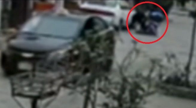 Comas: delincuentes golpean a joven y le roban hasta el protector facial [VIDEO]