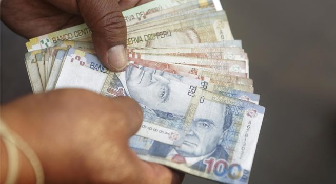 Coronavirus puede durar 28 días en billetes y monedas