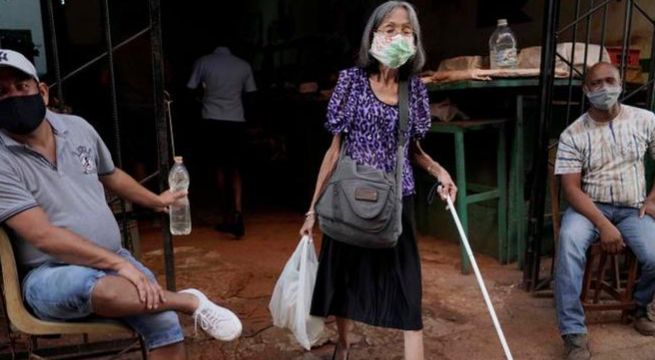 Sexagenaria ciega revive oficio casi extinto en Cuba para salir adelante en medio de la pandemia