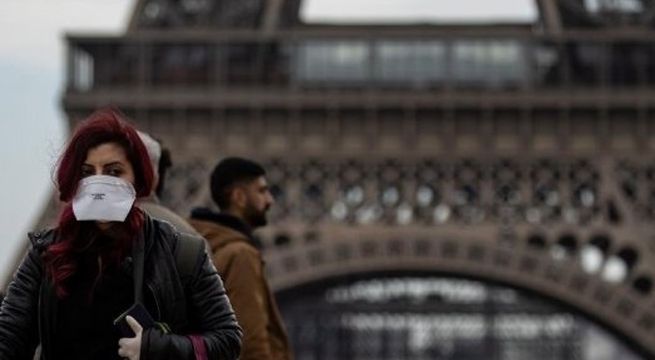 Francia evalúa confinamiento nacional de un mes para combatir crisis COVID-19