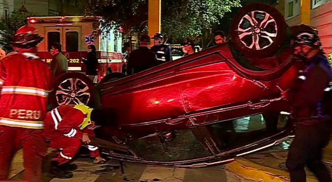 Auto quedó volcado tras ser impactado por otro vehículo en Jesús María [VIDEO]