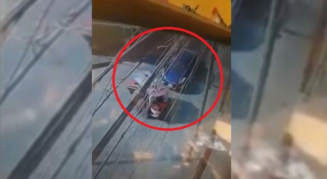 Conductora embiste a ladrones en mototaxi [Video]