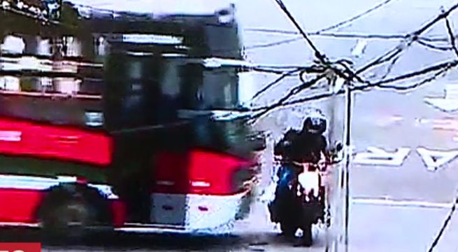 Motociclista queda grave tras ser arrollado por bus en avenida de Miraflores