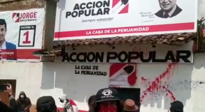 Cusco: manifestantes pintarrajean y lanzan piedras contra sede de Acción Popular