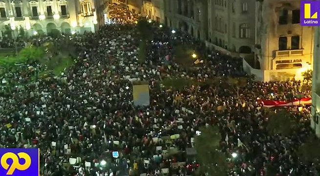 Miles de manifestantes se congregan en la Plaza San Martín [Video]