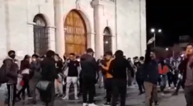 Huancayo: detienen a jóvenes que hacían vigilia por víctimas de marchas