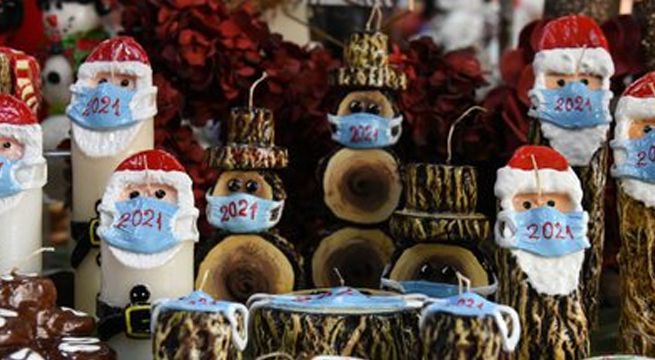 Velas de Santa Claus usan mascarillas en Grecia ante avance del Covid-19