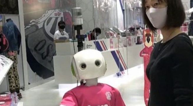 Un robot hace cumplir el uso de mascarillas y la distancia social en Japón