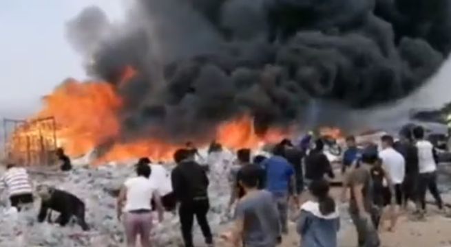 Voraz incendio consumió almacén de reciclaje en Villa El Salvador