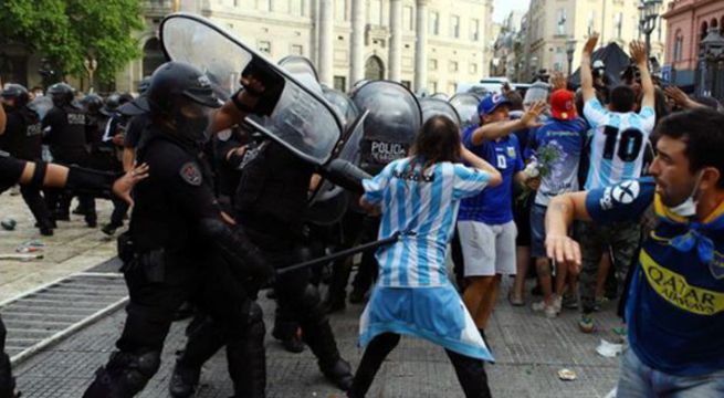 Incidentes entre aficionados y policía sacude despedida de Maradona en Argentina