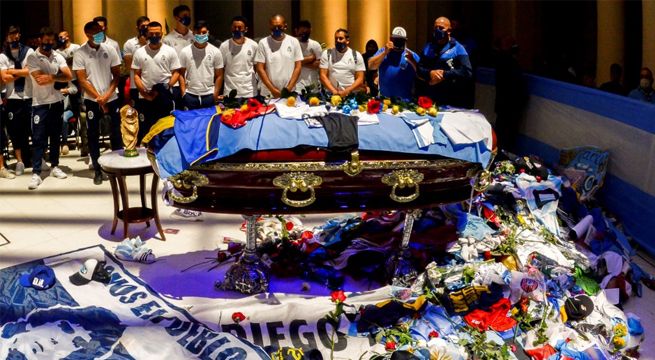 Empleados de funeraria son despedidos por tomarse fotos junto al cadáver de Maradona
