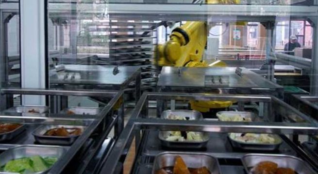 Chef robot sirve comidas en escuelas chinas para bajar riesgo de COVID-19