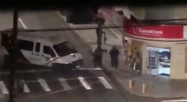 Delincuentes asaltaron banco con fusiles de guerra y explosivos en Brasil