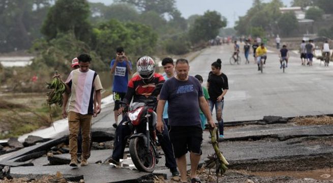 Centroamericanos huyen a EEUU tras devastadores huracanes