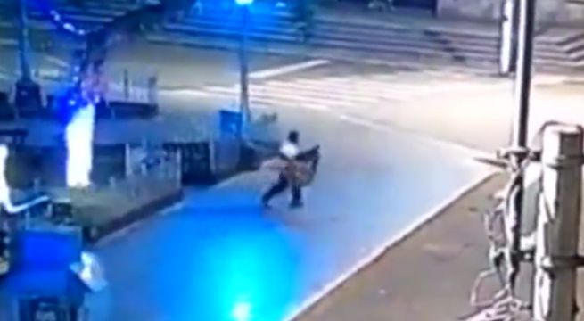 Sujeto robó árbol de Navidad de la Plaza de Armas de Cañete