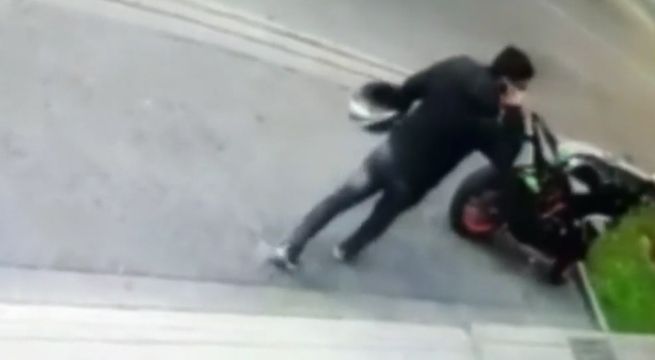 Cámaras captan a sujeto robando motocicleta en calle de San Isidro