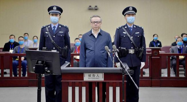 China: exbanquero acusado de corrupción y bigamia es condenado a muerte