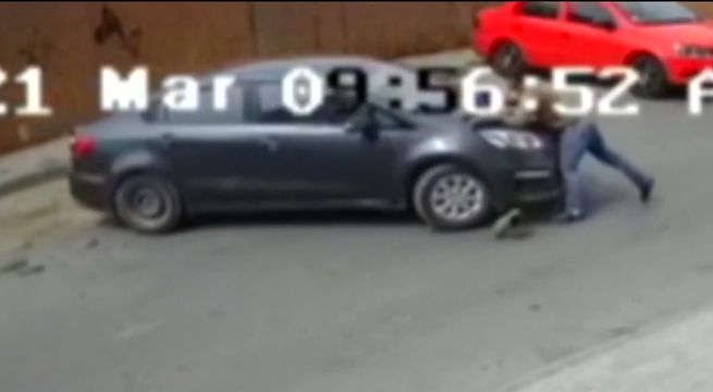 Comas: sujeto roba carro y embiste contra el dueño del vehículo