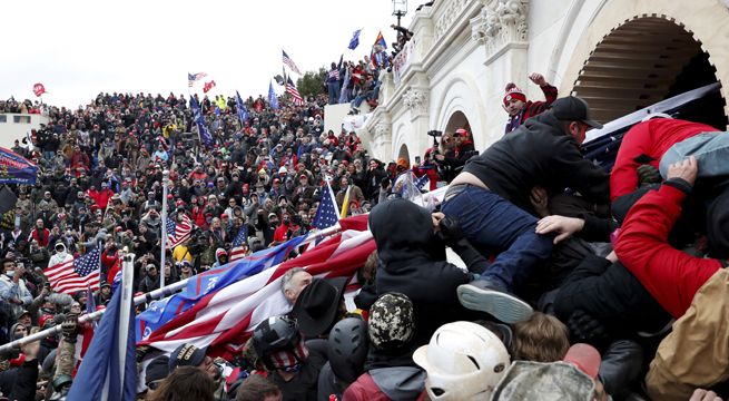 Cuatro muertos y 14 policías heridos tras asalto al Capitolio de EEUU