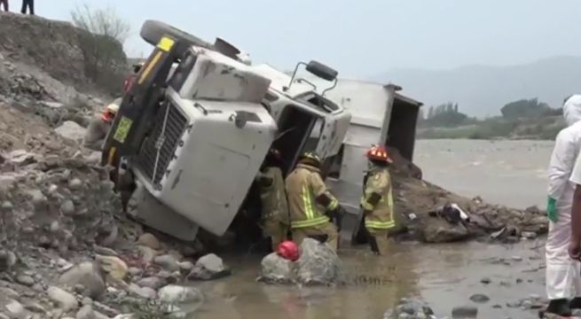 Carabayllo: volquete cayó al río Chillón cuando estaba por descargar desmonte