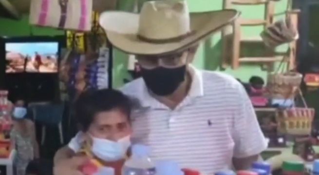 Martín Vizcarra obvió el distanciamiento físico durante recorrido por Chincha