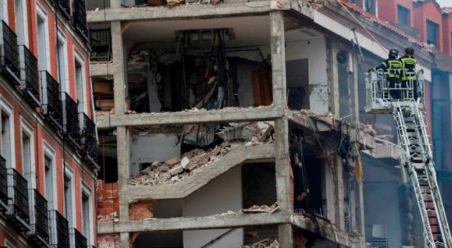 Al menos dos muertos tras derrumbarse un edificio en Madrid por una explosión