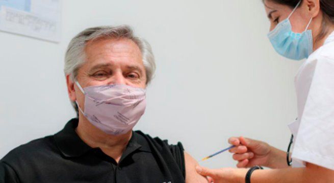 Presidente argentino recibe primera dosis de vacuna Sputnik V