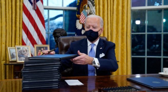 Biden firma decretos para paliar crisis económica EEUU desatada por el coronavirus