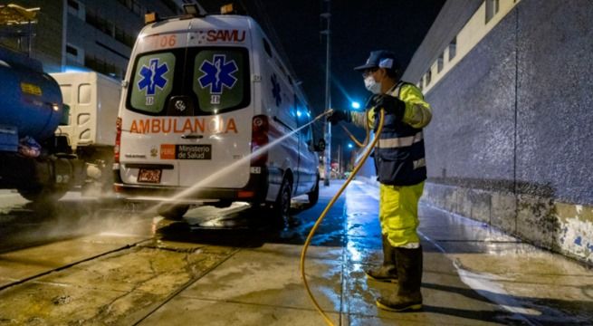 Desinfectan exteriores de hospitales Almenara, Dos de Mayo y emergencias Grau