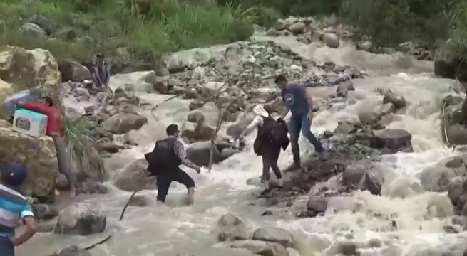 Huaico bloquea carretera y pasajeros cruzan río a pie en Cajamarca