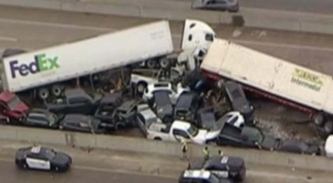 Choque masivo de unos 100 autos deja al menos 5 muertos en EEUU