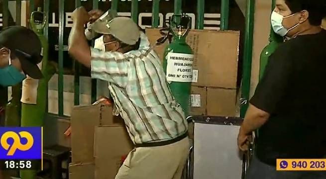 Pelea en cola para obtener oxígeno [Video]