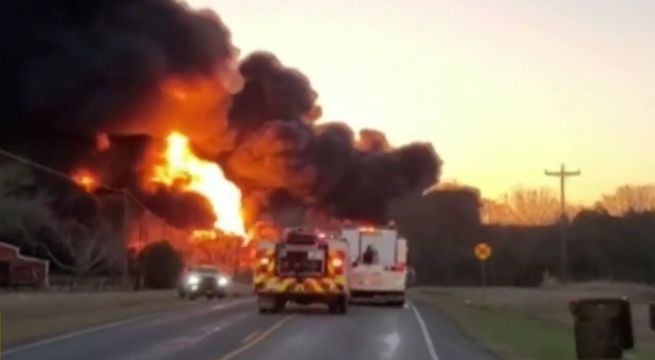 Choque entre camión y tren provocó gigantesco incendio en Texas