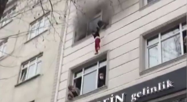 Madre arroja a hijos desde un cuarto piso para salvarlos de incendio en Turquía