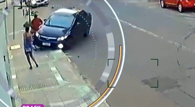 Joven atropella a ladrón que le robó a su novia [Video]