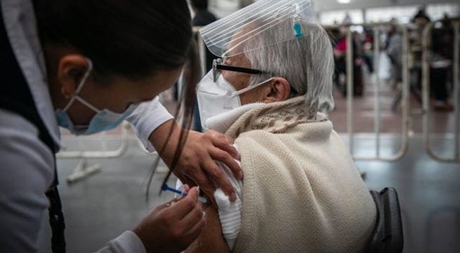 Adultos mayores serán vacunados en parques y playas de estacionamiento