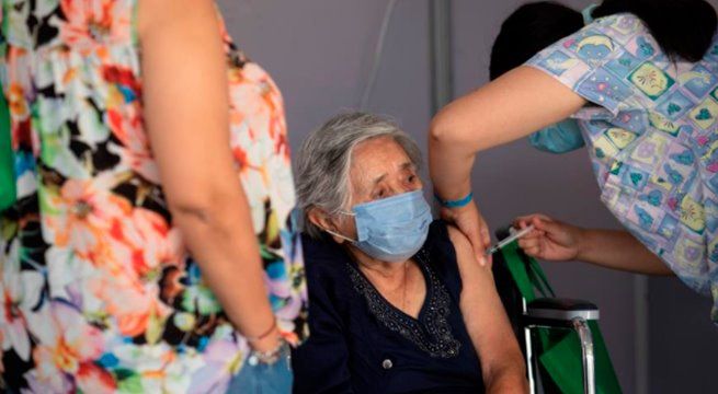 Chile se convierte en el país que más rápido vacuna en el mundo