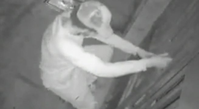 Captan a sujeto trepando reja para robar equipo de iluminación en Chimbote