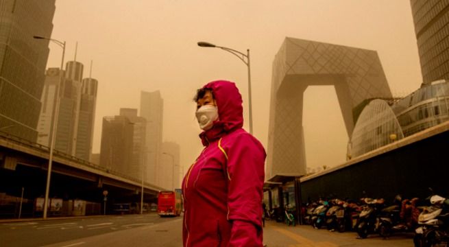 Pekín paralizado por la mayor tormenta de arena en una década