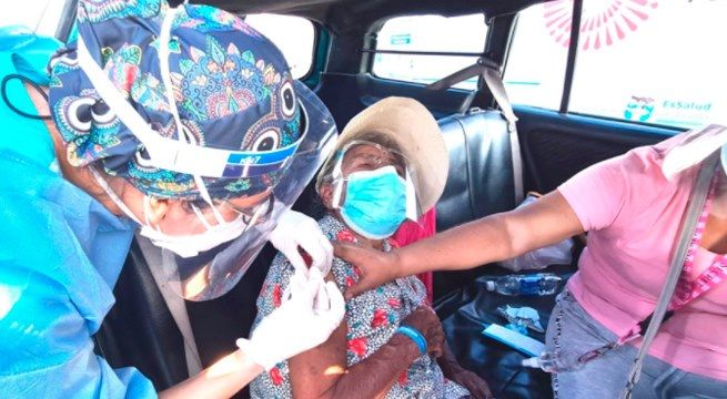 EsSalud continúa inoculando a adultos mayores con tercer lote de vacunas